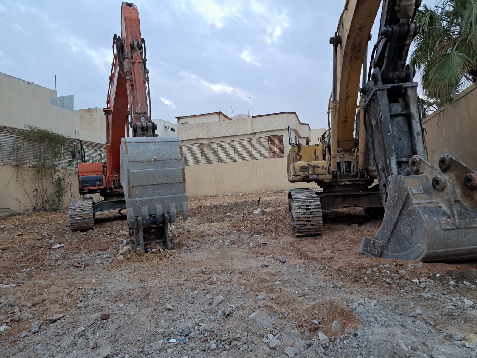هدم فيلا سكنية وتجهيز قواعد برج سكني
